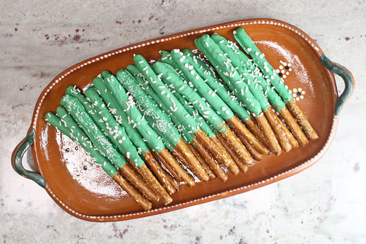 EASY DIY CACTUS PRETZEL RODS