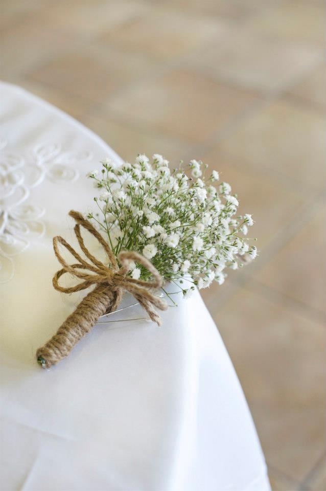 immagine del mini corsage al soffio di bambino's breath corsage