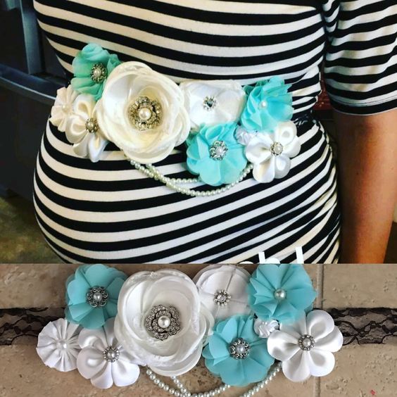 afbeelding van een baby shower corsage voor op de buik